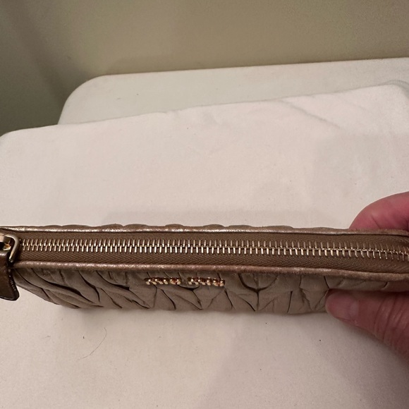 MIU MIU gold leather wallet with top zipper . - Picture 5 of 15